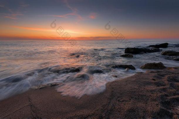 海景画在的时候日出.美丽的自然的海景画,蓝色小时.