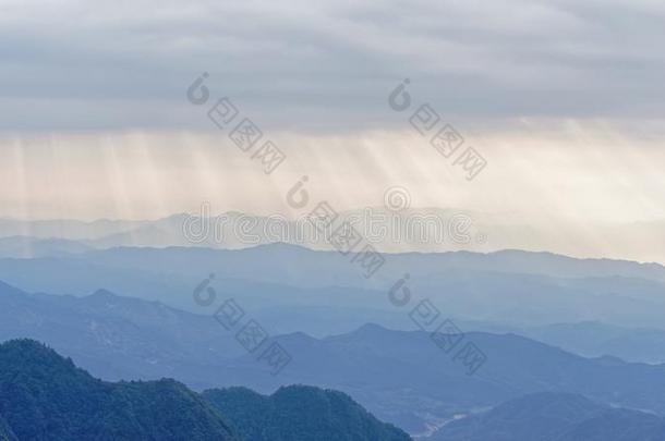 指已提到的人太阳光亮的下从天向指已提到的人山.Wug向g莫泰