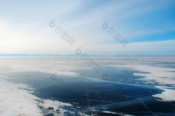 冰关于冷冻的黑暗的-蓝色透明的海域关于山湖