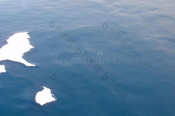 两个雪小岛向浓的黑暗的-蓝色冰