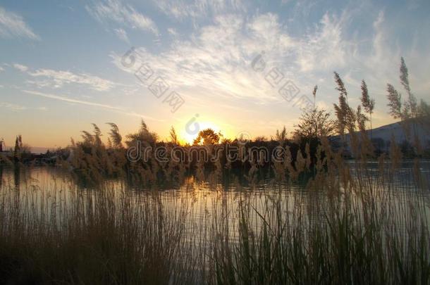 日落采用帕穆克卡莱和河风景