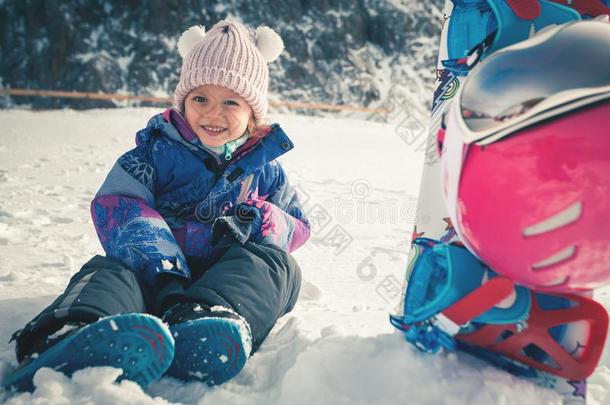你的幸福的<strong>小孩</strong>有<strong>滑雪</strong>或<strong>滑雪</strong>板教训在阿尔卑斯山的学校.