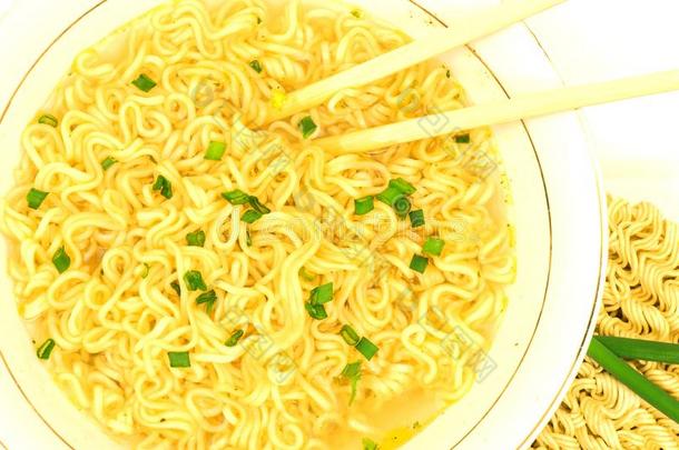 宏指令看法关于盘子关于速食的汤和绿色的洋葱,筷子