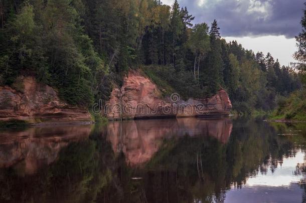 砂岩悬崖和旅行者跟踪向河关于高亚河,拉脱维亚