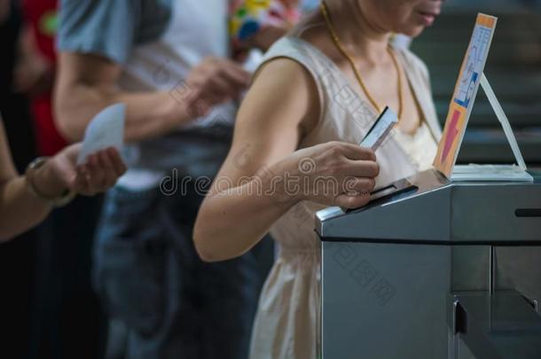 许多旅行者在步行者入径控制<strong>扁平</strong>物障碍.选择