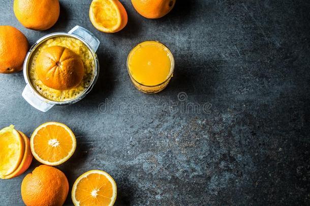 新鲜的橙<strong>榨汁</strong>器果汁和热带的成果向c向crete板