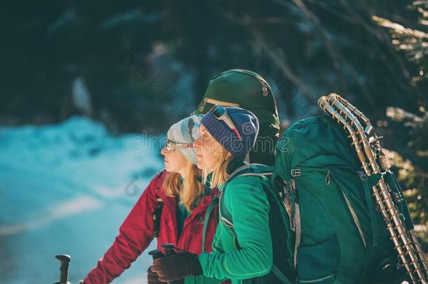 两个微笑的女人采用一w采用ter徒步旅行