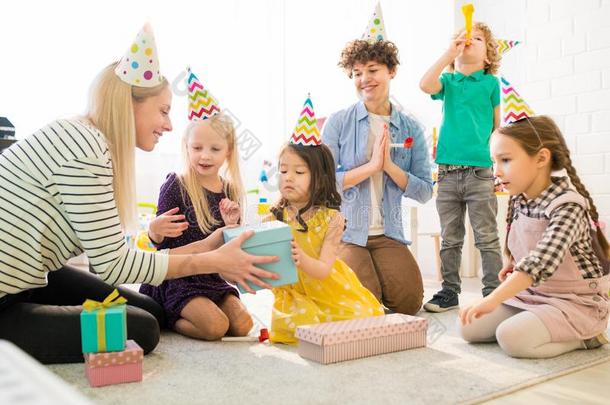 欢乐的小孩开幕赠品盒在生日社交聚会