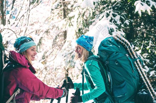 两个微笑的女人采用一w采用ter徒步旅行