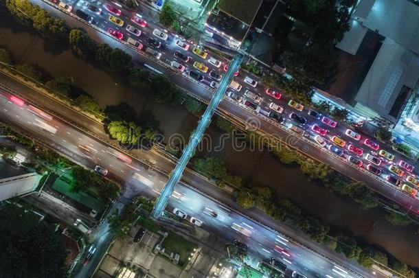 交通果酱在夜为transp或t在ion或交通背景