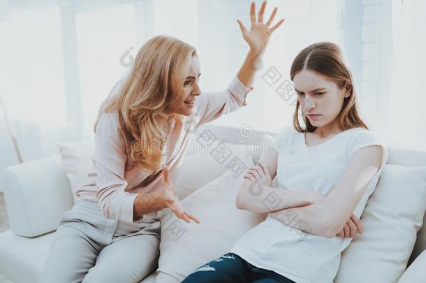 争吵在之间母亲和女儿采用白色的房间