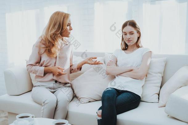 争吵在之间母亲和女儿采用白色的房间