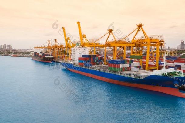 船容器从海港口和城市风光照片背景为im港口