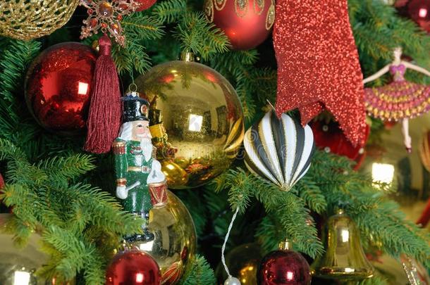圣诞节杂乱玩具向冷杉树.新的年在假日和克里斯塔