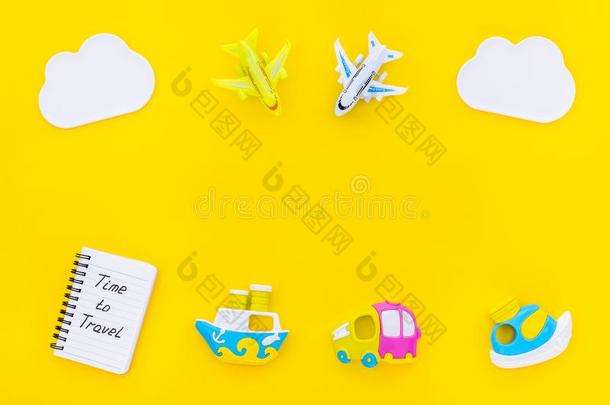 孩子们旅游全套装备和笔记簿和玩具黄色的背景