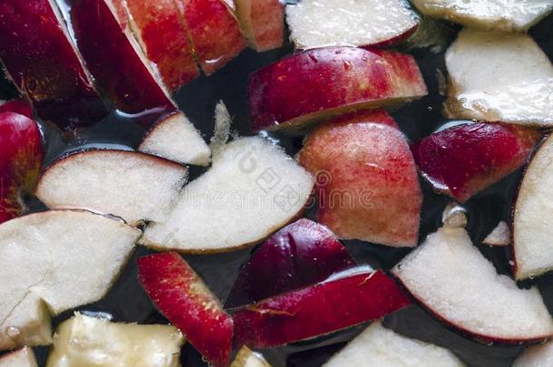 富有色彩的苹果部分,混合的成果采用一罐.使人精神焕发的成果一