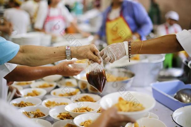 手出向捐赠食物从一富有的m一nSh一re:给食集中起来的