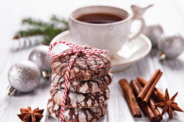 圣诞节有裂痕的巧克力甜饼干