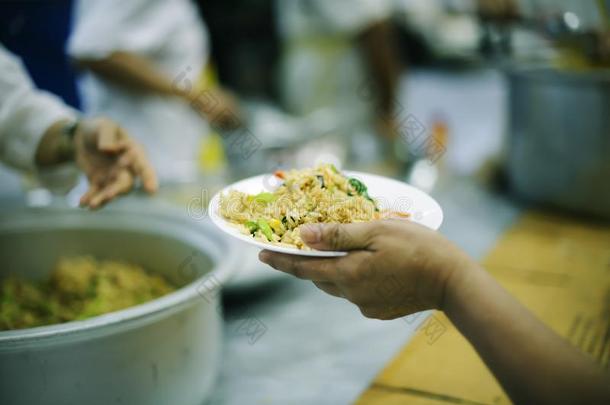 食物必须关于指已提到的人贫穷的采用社会帮助和食物捐赠:指已提到的人