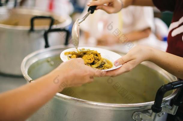 自由的食物为贫穷的和无家可归的人捐赠食物向食物较少地