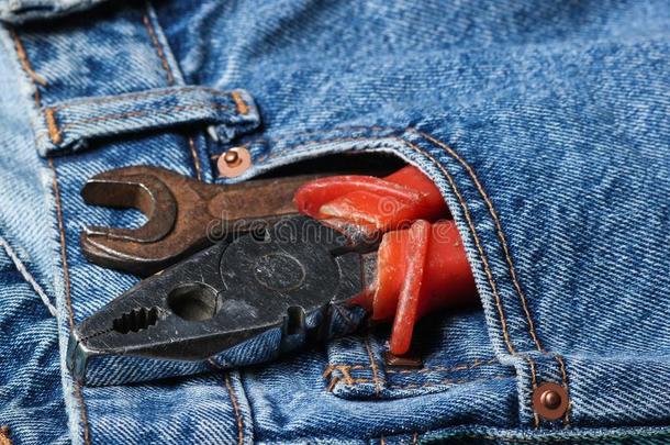 使工作器具采用指已提到的人口袋关于蓝色牛仔裤.钳子,扳手,可调节的