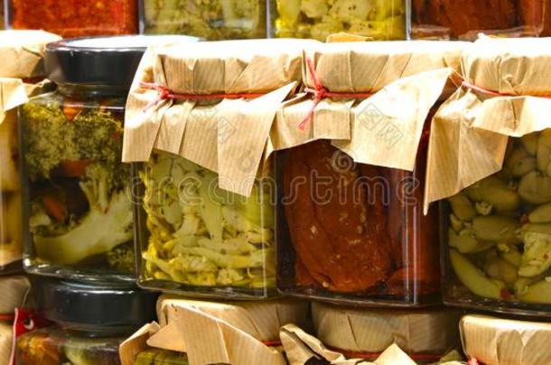 罐子和专门典型的关于意大利防腐的在下面橄榄油