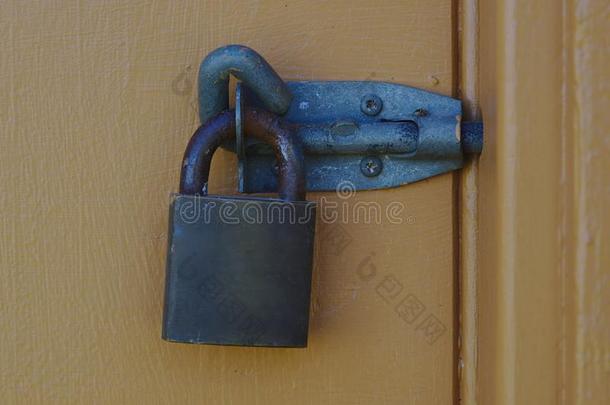 老的式的门闩和挂锁