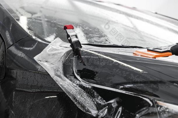 汽车包装材料专家放置乙烯基箔或影片向汽车.变形