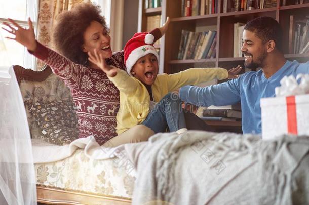 在假日和庆祝观念-幸福的非洲的美国人家庭