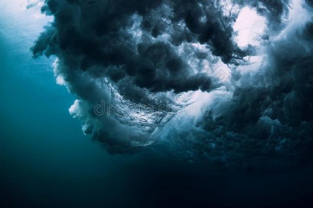 蓝色强大的波浪绝对的采用洋.在水中的波浪和起泡沫