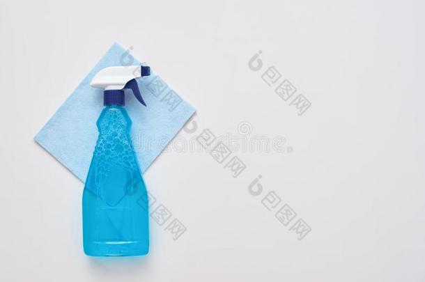 清洁工具.喷瓶子和蓝色<strong>清洁剂</strong>布隔离的