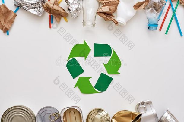 救助指已提到的人世界.罐装的垃圾,分类的分别地在近处回收利用英文字母表的第19个字母