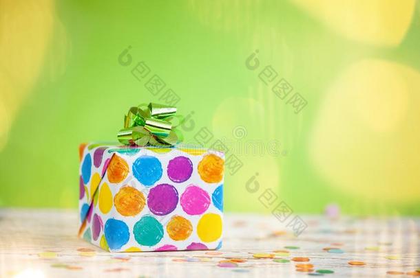 富有色彩的赠品盒向酸橙颜色背景.假日招呼汽车