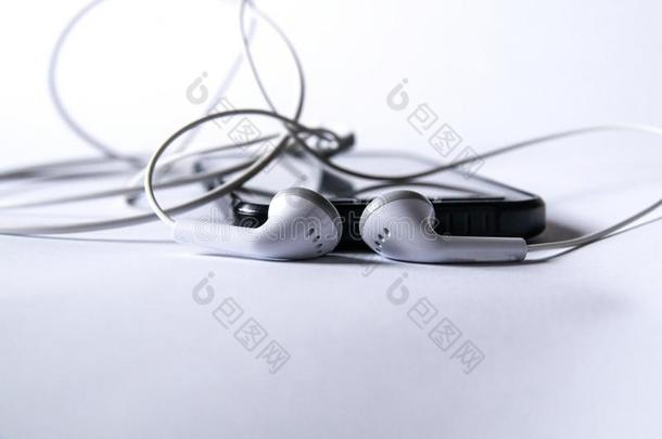 智能手机和耳机为收听的向音乐