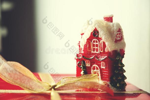 红色的赠品盒和房屋模型