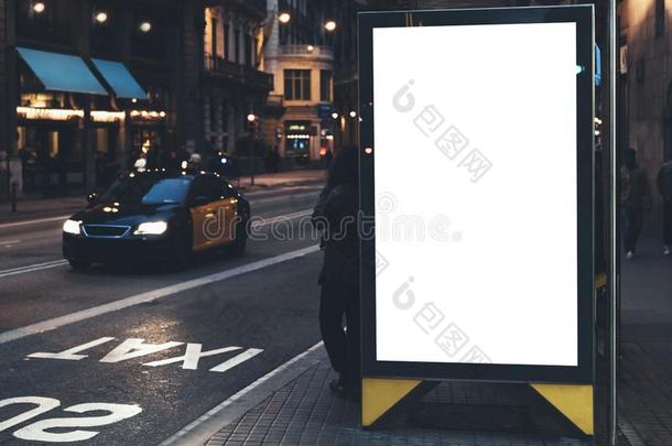 空白的广告光盒向公共汽车停止,假雷达关于空的广告账单