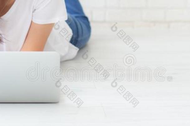 横幅网站女人工作的在线的便携式电脑说谎向地面砖