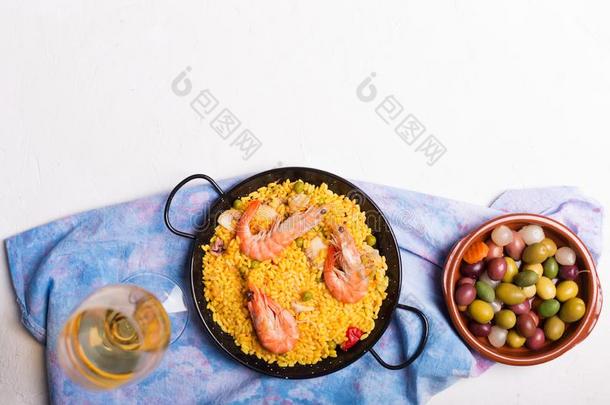 传统的西班牙的肉菜饭和海产食品.事先准备好的采用传统的