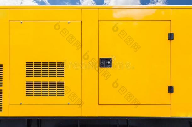 大的黄色的可移动的<strong>柴油</strong>机盒关于自治的<strong>发电机</strong>为紧急情况