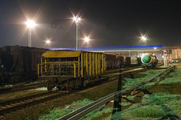 铁路向移动列车.铁路基础设施