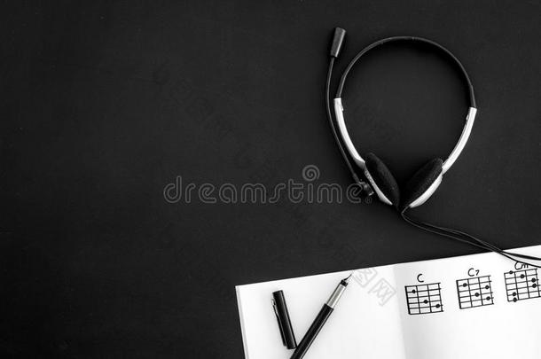 书桌关于音乐家为流行<strong>歌曲</strong>的作者使工作和耳机和记下<strong>英语</strong>字母表的第2个字母