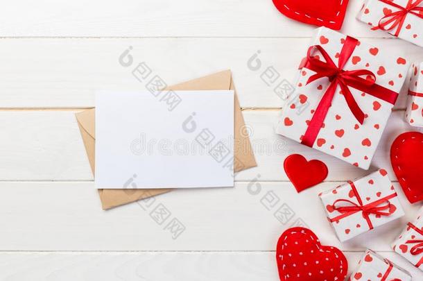 信封邮件和红色的心和赠品盒越过白色的木制的背