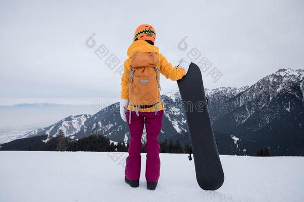 雪山飞魂和滑雪板向冬山顶