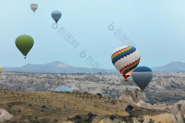 富有色彩的热的天空气球飞行的采用天在上面岩石山谷