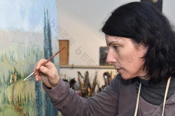 女人绘画采用一绘画工作室