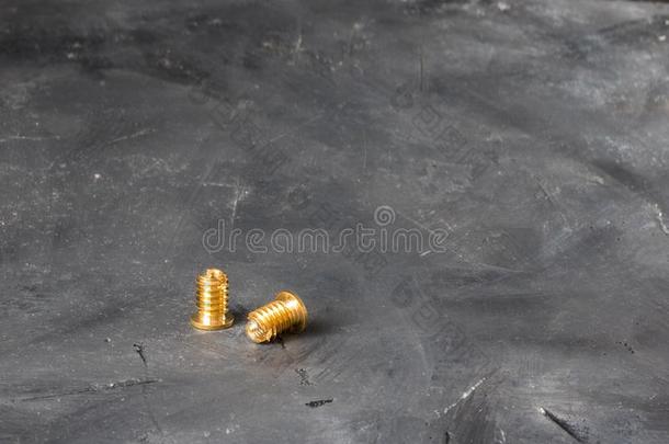 两个有线状图案装饰的插入使在上面从金颜色金属向指已提到的人粉笔