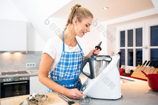 女人烘焙采用指已提到的人厨房圣诞节