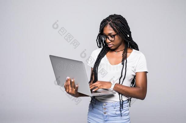 肖像关于幸福的年幼的非洲式发型美国人女人使用便携式电脑计算