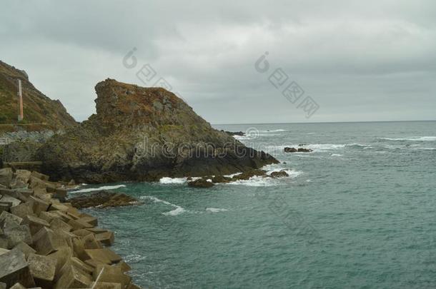 绿色的悬崖和海波破坏反对他们的岩石在lowalloysteel低合金钢
