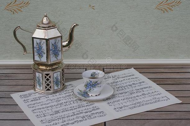 英语茶杯和茶杯托,银-镀金的茶壶向一银斯托夫